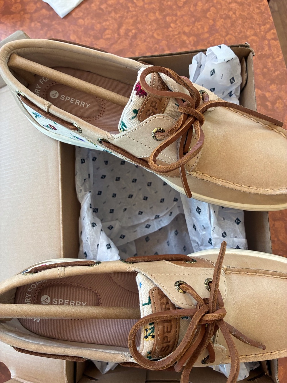 NWT Women’s SPERRY Tan Floral Embroidered Boat Shoes - Picture 3 of 6